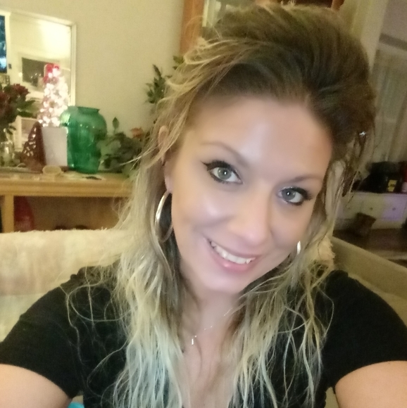 Meet your Posher, Lura - Picture 2 of 2